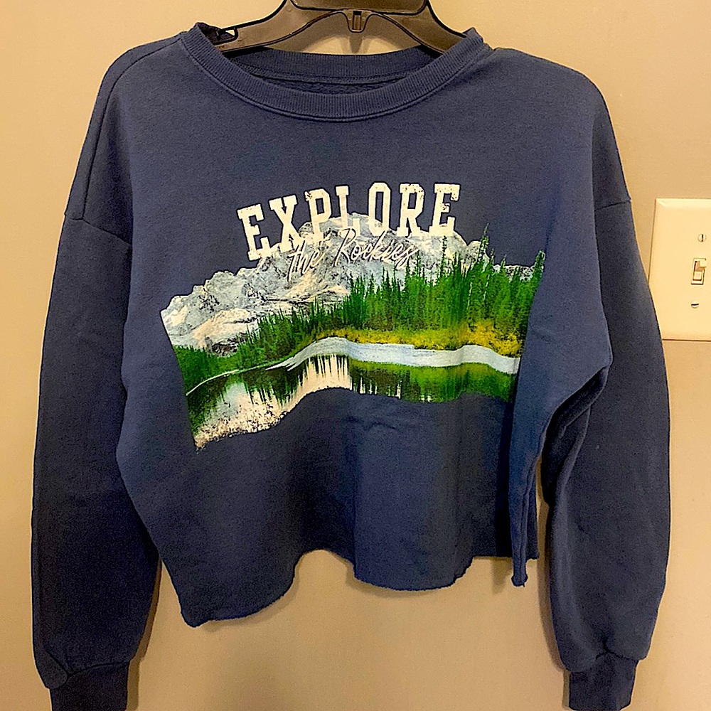 Grayson threads cropped crewneck, explore the Rockies graphic design